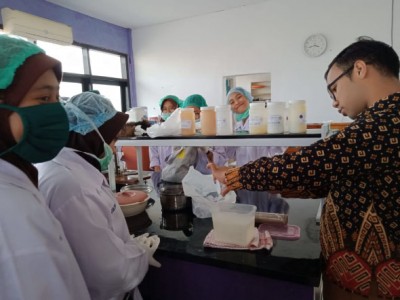 Kegiatan Praktikum Farmasi